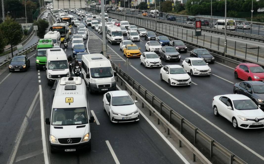 Okullarda uyum haftası başladı: İstanbul'da trafik felç oldu 13